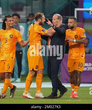 Der niederländische Daley Blind (Mitte links) feiert mit seinem Vater Danny Blind, nachdem er während des Spiels der FIFA-Weltmeisterschaft 16 im Khalifa International Stadium in Al Rayyan, Katar, das zweite Tor seiner Seite geschossen hat. Foto: Samstag, 3. Dezember 2022. Stockfoto