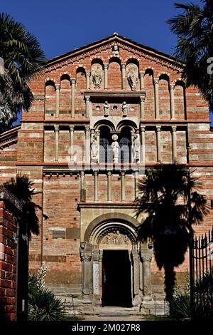 Abtei von Vezzolano. Christlich-katholische Kirche im römisch-gotischen Stil. Christian Art, Piedmont, Asti, Albugnano, Monferrato, Italien, Italienisch, ( die Abtei umfasst eine Kirche mit einem kurzen Glockenturm, ein Kreuzgang und eine Haupthalle mit gotischen und romanischen Elementen. ) Stockfoto