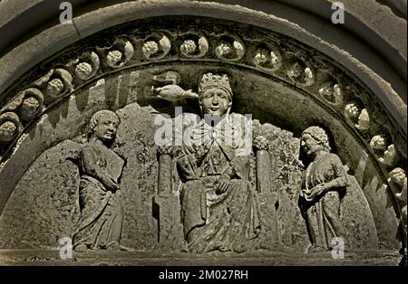 Abtei von Vezzolano. Christlich-katholische Kirche im römisch-gotischen Stil. Christian Art, Piedmont, Asti, Albugnano, Monferrato, Italien, Italienisch, ( die Abtei umfasst eine Kirche mit einem kurzen Glockenturm, ein Kreuzgang und eine Haupthalle mit gotischen und romanischen Elementen. ) Stockfoto