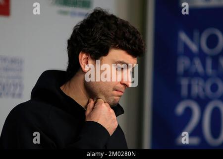 Sankt Petersburg, Russland. 03.. Dezember 2022. Aslan Karatsev von der Russischen Föderation, gesehen während einer Pressekonferenz über die Trophäen des internationalen Tennisturniers von Nordpalmyra 2022. (Foto: Maksim Konstantinov/SOPA Image/Sipa USA) Guthaben: SIPA USA/Alamy Live News Stockfoto