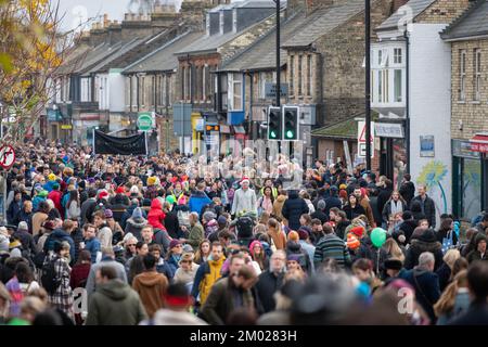 Cambridge, Großbritannien. 3.. Dezember 2022. Die Mill Road Winter Fair ist eine der vielseitigsten und lebendigsten Straßen von Cambridge und wird von Besuchern gefeiert. Es gibt Imbissstände, Musik, Tanz, Paraden, während die Leute sich an einem eintägigen Festival treffen. Kredit: Julian Eales/Alamy Live News Stockfoto