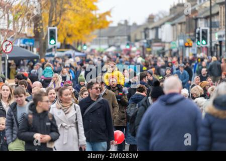 Cambridge, Großbritannien. 3.. Dezember 2022. Die Mill Road Winter Fair ist eine der vielseitigsten und lebendigsten Straßen von Cambridge und wird von Besuchern gefeiert. Es gibt Imbissstände, Musik, Tanz, Paraden, während die Leute sich an einem eintägigen Festival treffen. Kredit: Julian Eales/Alamy Live News Stockfoto