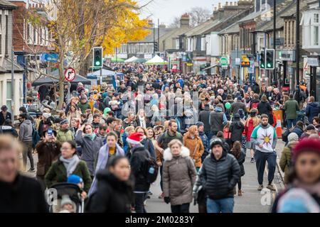 Cambridge, Großbritannien. 3.. Dezember 2022. Die Mill Road Winter Fair ist eine der vielseitigsten und lebendigsten Straßen von Cambridge und wird von Besuchern gefeiert. Es gibt Imbissstände, Musik, Tanz, Paraden, während die Leute sich an einem eintägigen Festival treffen. Kredit: Julian Eales/Alamy Live News Stockfoto