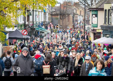 Cambridge, Großbritannien. 3.. Dezember 2022. Die Mill Road Winter Fair ist eine der vielseitigsten und lebendigsten Straßen von Cambridge und wird von Besuchern gefeiert. Es gibt Imbissstände, Musik, Tanz, Paraden, während die Leute sich an einem eintägigen Festival treffen. Kredit: Julian Eales/Alamy Live News Stockfoto