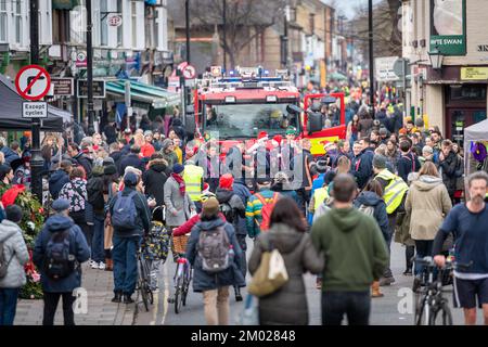 Cambridge, Großbritannien. 3.. Dezember 2022. Die Mill Road Winter Fair ist eine der vielseitigsten und lebendigsten Straßen von Cambridge und wird von Besuchern gefeiert. Es gibt Imbissstände, Musik, Tanz, Paraden, während die Leute sich an einem eintägigen Festival treffen. Kredit: Julian Eales/Alamy Live News Stockfoto