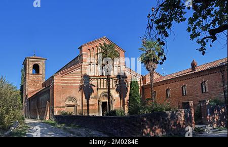 Abtei von Vezzolano. Christlich-katholische Kirche im römisch-gotischen Stil. Christian Art, Piedmont, Asti, Albugnano, Monferrato, Italien, Italienisch, ( die Abtei umfasst eine Kirche mit einem kurzen Glockenturm, ein Kreuzgang und eine Haupthalle mit gotischen und romanischen Elementen. ) Stockfoto