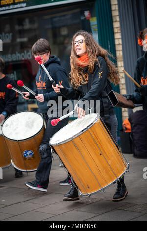 Cambridge, Großbritannien. 3.. Dezember 2022. Die Mill Road Winter Fair ist eine der vielseitigsten und lebendigsten Straßen von Cambridge und wird von Besuchern gefeiert. Es gibt Imbissstände, Musik, Tanz, Paraden, während die Leute sich an einem eintägigen Festival treffen. Kredit: Julian Eales/Alamy Live News Stockfoto