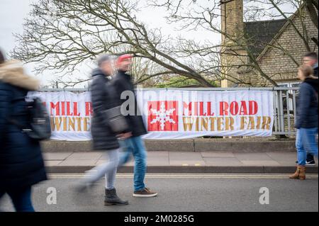 Cambridge, Großbritannien. 3.. Dezember 2022. Die Mill Road Winter Fair ist eine der vielseitigsten und lebendigsten Straßen von Cambridge und wird von Besuchern gefeiert. Es gibt Imbissstände, Musik, Tanz, Paraden, während die Leute sich an einem eintägigen Festival treffen. Kredit: Julian Eales/Alamy Live News Stockfoto