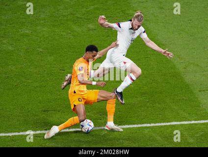 Cody Gakpo aus den Niederlanden (links) und Tim Ram aus den USA kämpfen während des Spiels der FIFA-Weltmeisterschaft 16 um den Ball im Khalifa International Stadium in Al Rayyan, Katar. Foto: Samstag, 3. Dezember 2022. Stockfoto