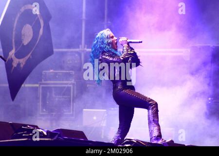 Toluca, Mexiko. 02.. Dezember 2022. 02. Dezember 2022, Toluca, Mexiko: Alissa White-Gluz Sängerin des schwedischen Death Metal Arch Enemy, tritt auf der Hell Stage während des Hell and Heaven Metal Fest im Pegasus Forum auf. Am 2. Dezember 2022 in Toluca, Mexiko. (Foto: Carlos Santiago/Eyepix/NurPhoto) Guthaben: NurPhoto/Alamy Live News Stockfoto