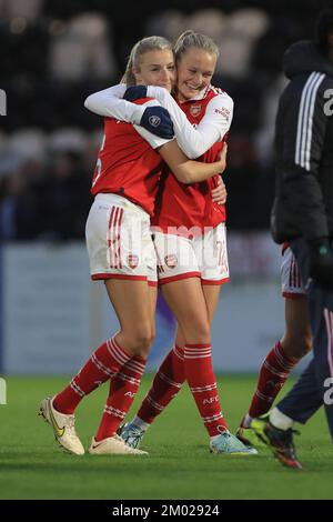 Arsenal's Leah Williamson (links) und Frida Maanum umarmen sich nach dem letzten Pfiff des Barclays Women's Super League-Spiels im LV Bet Stadium Meadow Park, Borehamwood. Foto: Samstag, 3. Dezember 2022. Stockfoto