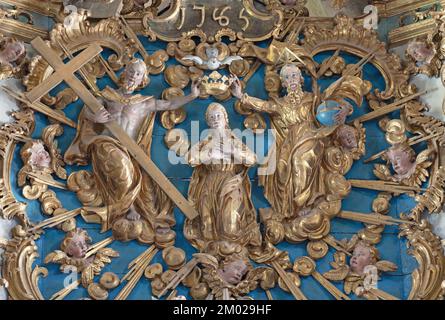 Morgex - das geschnitzte, barocke, polychrome Relief der Krönung der Jungfrau Maria auf dem Hauptaltar der Kirche Chiesa di Santa Maria Assunta. Stockfoto