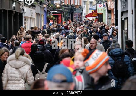 Regent Street, London, Großbritannien. 3.. Dezember 2022. Das West End von London ist voller Käufer, wenn der Vormarsch zu Weihnachten beginnt. Kredit: Matthew Chattle/Alamy Live News Stockfoto