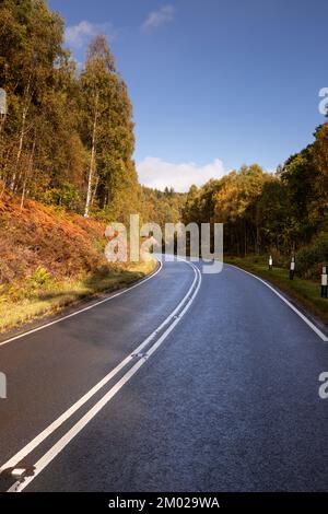 Straße durch Glengarry im Hochland Schottlands Stockfoto