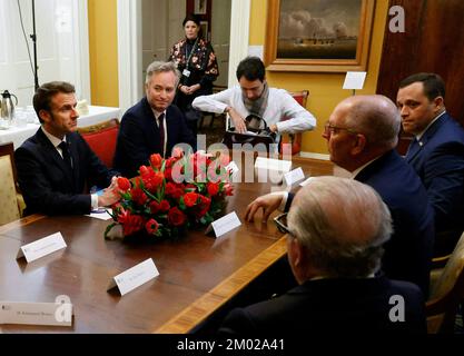 Der französische Präsident Emmanuel Macron (L) trifft sich am 2. Dezember 2022 mit Louisiana Govenor John Bel Edwards (2-R) in New Orleans, LA, USA. Foto: Ludovic Marin / Pool / ABACAPRESS.COM Stockfoto