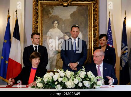 Die französische Außenministerin und Europaministerin Catherine Colonna (unten links) und Louisiana Govenor John Bel Edwards (unten rechts) unterzeichnen eine Absichtserklärung zur Förderung und Durchführung von Kooperationsmaßnahmen im Zusammenhang mit dem Klimawandel, wie der französische Präsident Emmanuel Macron (oben links) und der Bürgermeister von New Orleans LaToya Cantrell (oben rechts). Schau mal, in New Orleans am 2. Dezember 2022. New Orleans, LA, USA am 2. Dezember 2022. Foto: Ludovic Marin / Pool / ABACAPRESS.COM Stockfoto