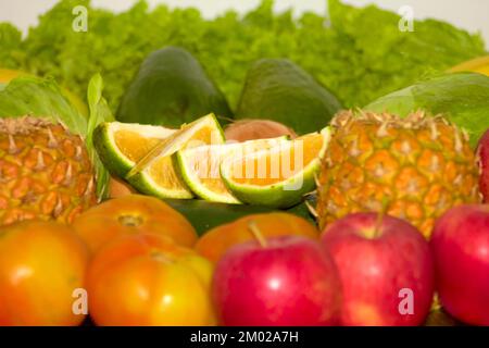 Obst- und Gemüsesorte, gruppiert in Banane, Gurke, Apfel, Ananas, Salat, Tomaten, Orange und mehr Stockfoto