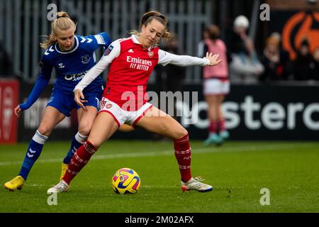 London, Großbritannien. 03.. Dezember 2022. London, England, Dezember 3. 2022: Aggie Beever-Jones (15 Everton) und Lia Walti (13 Arsenal) in Aktion während des Fußballspiels Barclays FA Womens Super League zwischen Arsenal und Everton im Meadow Park in Borehamwood, England. (Liam Asman/SPP) Kredit: SPP Sport Press Photo. Alamy Live News Stockfoto