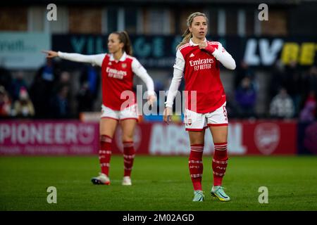 London, Großbritannien. 03.. Dezember 2022. London, England, Dezember 3. 2022: Lia Walti (13 Arsenal) und Jordan Nobbs (8 Arsenal) während des Fußballspiels Barclays FA Womens Super League zwischen Arsenal und Everton im Meadow Park in Borehamwood, England. (Liam Asman/SPP) Kredit: SPP Sport Press Photo. Alamy Live News Stockfoto