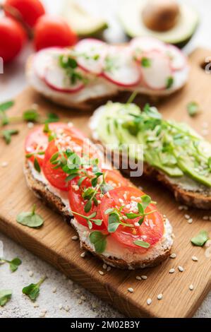 Verschiedene Sandwiches mit Gemüse und Microgreens. Gesunde Ernährung Stockfoto