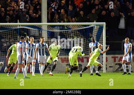 Hartlepool, Großbritannien. Am 3.. Dezember 2022Stockport läuft Paddy Madden im County weg, um das dritte Tor von Stockport County während des Spiels der Sky Bet League 2 zwischen Hartlepool United und Stockport County am Samstag, den 3.. Dezember 2022 im Victoria Park, Hartlepool, zu feiern. (Kredit: Scott Llewellyn | MI News) Kredit: MI News & Sport /Alamy Live News Stockfoto