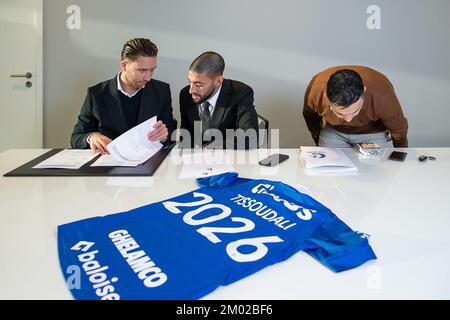 Tarik Tissoudali unterzeichnet am Donnerstag, den 01. Dezember 2022 in Gent einen neuen Vertrag bei der belgischen Fußballmannschaft KAA Gent. BELGA FOTO JAMES ARTHUR GEKIERE Stockfoto