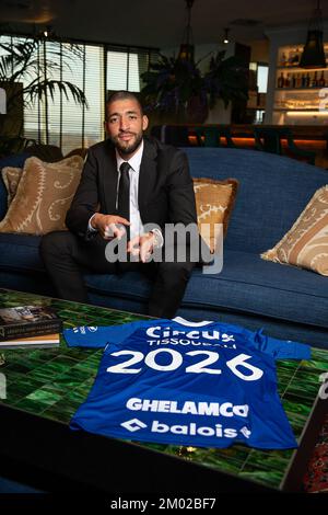 Tarik Tissoudali unterzeichnet am Donnerstag, den 01. Dezember 2022 in Gent einen neuen Vertrag bei der belgischen Fußballmannschaft KAA Gent. BELGA FOTO JAMES ARTHUR GEKIERE Stockfoto