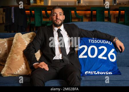 Tarik Tissoudali unterzeichnet am Donnerstag, den 01. Dezember 2022 in Gent einen neuen Vertrag bei der belgischen Fußballmannschaft KAA Gent. BELGA FOTO JAMES ARTHUR GEKIERE Stockfoto