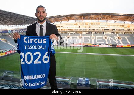 Tarik Tissoudali unterzeichnet am Donnerstag, den 01. Dezember 2022 in Gent einen neuen Vertrag bei der belgischen Fußballmannschaft KAA Gent. BELGA FOTO JAMES ARTHUR GEKIERE Stockfoto