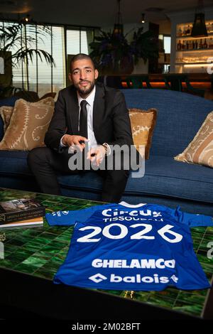 Tarik Tissoudali unterzeichnet am Donnerstag, den 01. Dezember 2022 in Gent einen neuen Vertrag bei der belgischen Fußballmannschaft KAA Gent. BELGA FOTO JAMES ARTHUR GEKIERE Stockfoto