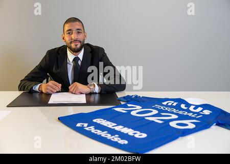 Tarik Tissoudali unterzeichnet am Donnerstag, den 01. Dezember 2022 in Gent einen neuen Vertrag bei der belgischen Fußballmannschaft KAA Gent. BELGA FOTO JAMES ARTHUR GEKIERE Stockfoto