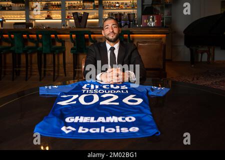 Tarik Tissoudali unterzeichnet am Donnerstag, den 01. Dezember 2022 in Gent einen neuen Vertrag bei der belgischen Fußballmannschaft KAA Gent. BELGA FOTO JAMES ARTHUR GEKIERE Stockfoto