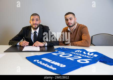 Tarik Tissoudali unterzeichnet am Donnerstag, den 01. Dezember 2022 in Gent einen neuen Vertrag bei der belgischen Fußballmannschaft KAA Gent. BELGA FOTO JAMES ARTHUR GEKIERE Stockfoto