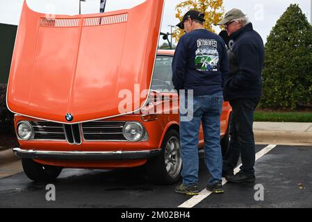 Durham, NC, USA, 3.. Dezember 2022, Autofans bewundern den Motor eines klassischen BMW 2002 bei der monatlichen Cars and Coffee Veranstaltung. Credit D Guest Smith / Alamy Live News Stockfoto