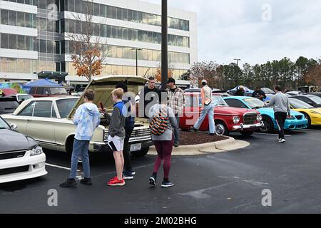 Durham, NC, USA, 3.. Dezember 2022, Autofans versammeln sich bei der monatlichen Cars and Coffee Veranstaltung, um exotische und klassische Autos zu sehen. Credit D Guest Smith / Alamy Live News Stockfoto