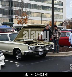Durham, NC, USA, 3.. Dezember 2022, zwei Männer bewundern ein klassisches Chrysler Coupé bei der monatlichen Cars and Coffee Veranstaltung. Credit D Guest Smith / Alamy Live News Stockfoto