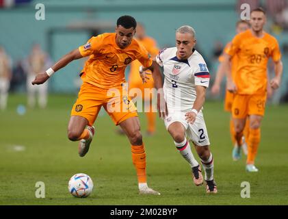 Cody Gakpo aus den Niederlanden (links) und Sergino Dest aus den USA kämpfen während des Spiels der FIFA-Weltmeisterschaft 16 um den Ball im Khalifa International Stadium in Al Rayyan, Katar. Foto: Samstag, 3. Dezember 2022. Stockfoto