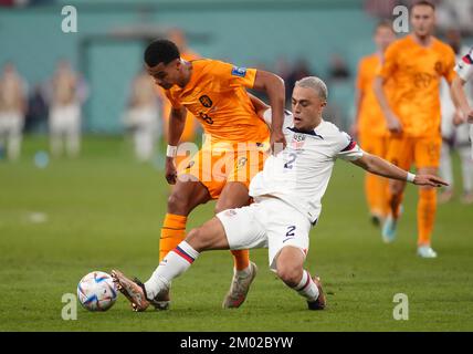 Cody Gakpo aus den Niederlanden (links) und Sergino Dest aus den USA kämpfen während des Spiels der FIFA-Weltmeisterschaft 16 um den Ball im Khalifa International Stadium in Al Rayyan, Katar. Foto: Samstag, 3. Dezember 2022. Stockfoto