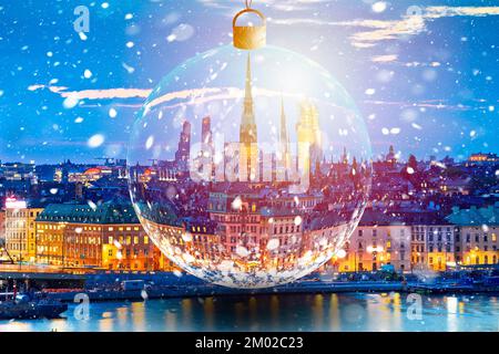 Abendlicher Schneeblick über die Stockholmer Skyline durch Glaskugel, helles Licht, Weihnachtszeit in der schwedischen Hauptstadt Stockfoto