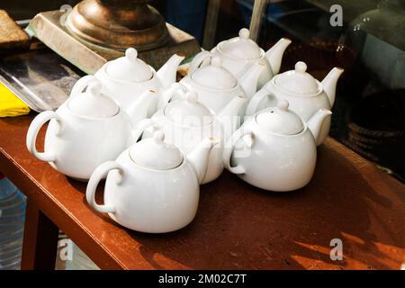 Ein paar weiße Teekannen auf dem Tisch. Stockfoto