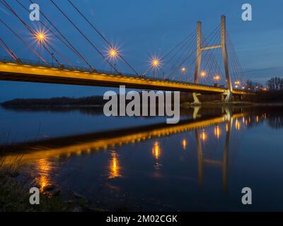 Siekierkowski-Brücke auf der Weichsel in Warschau bei Nacht. Es handelt sich um eine 500 m lange und 33,38 m breite Seilbahnbrücke mit drei Fahrspuren für Fahrzeuge Stockfoto