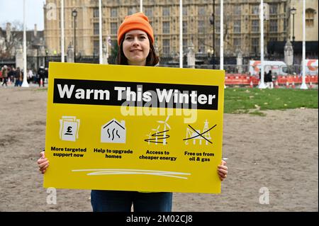 London, Großbritannien. Im Rahmen eines nationalen Aktionstags haben sich die Aktivisten von Warm This Winter einer Kundgebung am Parliament Square angeschlossen, um von der Regierung zu fordern, dass sie mehr tut, um uns diesen Winter warm zu halten. 7 Millionen Haushalte im Vereinigten Königreich werden von Energiearmut betroffen sein, wenn keine Maßnahmen ergriffen werden. Kredit: michael melia/Alamy Live News Stockfoto