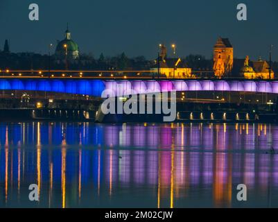 Die Śląsko-Dąbrowski-Brücke ist eine Brücke über die Weichsel in Warschau bei Nacht. Es wurde von 1947 bis 1949 auf den Säulen gebaut, die vom K übrig blieben Stockfoto