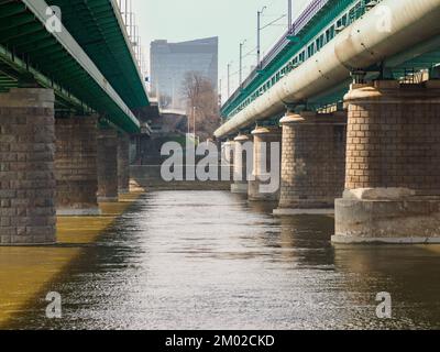 Die Gdański-Brücke ist eine sechskantige Stahlbrücke über die Weichsel in Warschau. Es hat zwei Decks: Das Oberdeck führt eine Straße mit Gehwegen Stockfoto