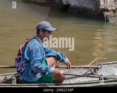 Pebas, Peru - Dez, 2017: Portrait eines peruanischen Mannes, ein Bewohner des Amazonas-Regenwaldes, der mit einem kleinen Holzboot auf dem Amazonas fischt Stockfoto