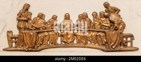 IVREA, ITALIEN - 15. JULI 2022: Die Bronzelöste das Abendmahl auf der mensa der Kirche Chiesa di San Maurizio. Stockfoto
