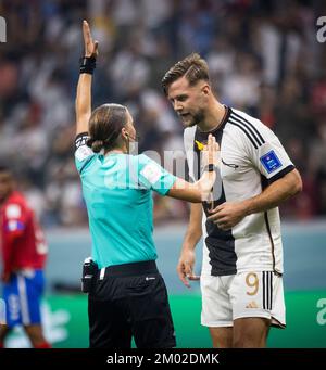 Doha, Katar. 1.. Dezember 2022. Schiedsrichter Frappart, Stephanie (Frankreich), Niclas Füllkrug (Deutschland) Costa Rica - Deutschland Costa Rica - Deutschl Stockfoto