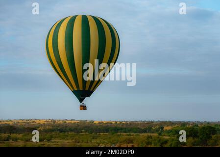 Ein Heißluftballon über dem Serengeti-Reservat in Tansania Stockfoto