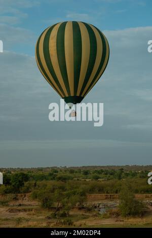 Ein Heißluftballon über dem Serengeti-Reservat in Tansania Stockfoto