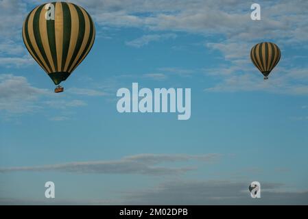 Ein Heißluftballon über dem Serengeti-Reservat in Tansania Stockfoto